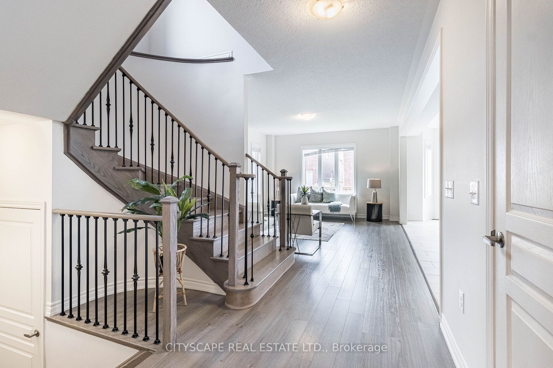 1533 Chretien St