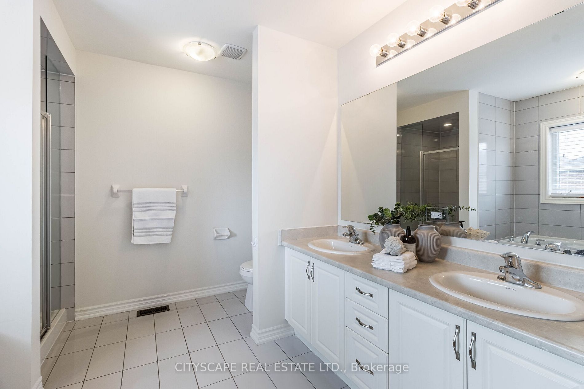 1533 Chretien St