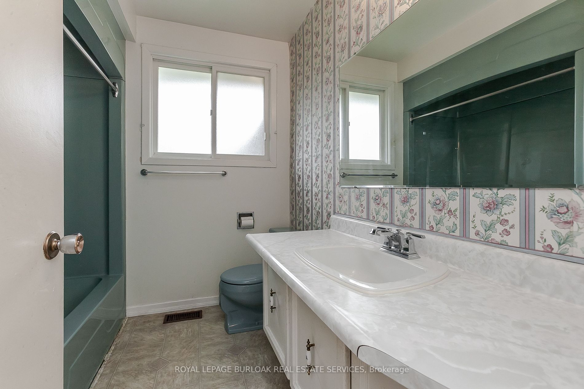 652 Castleguard Crescent