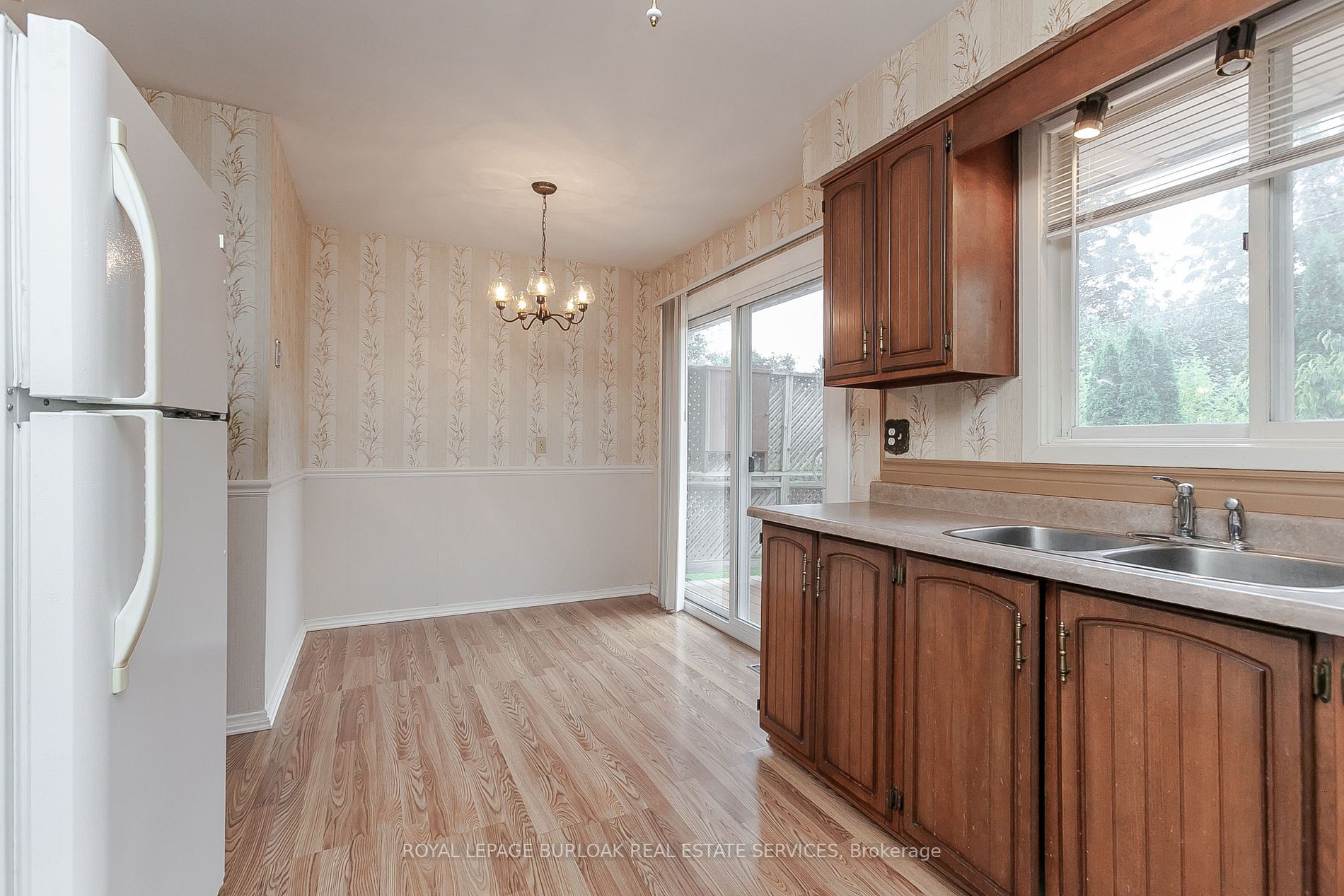 652 Castleguard Crescent