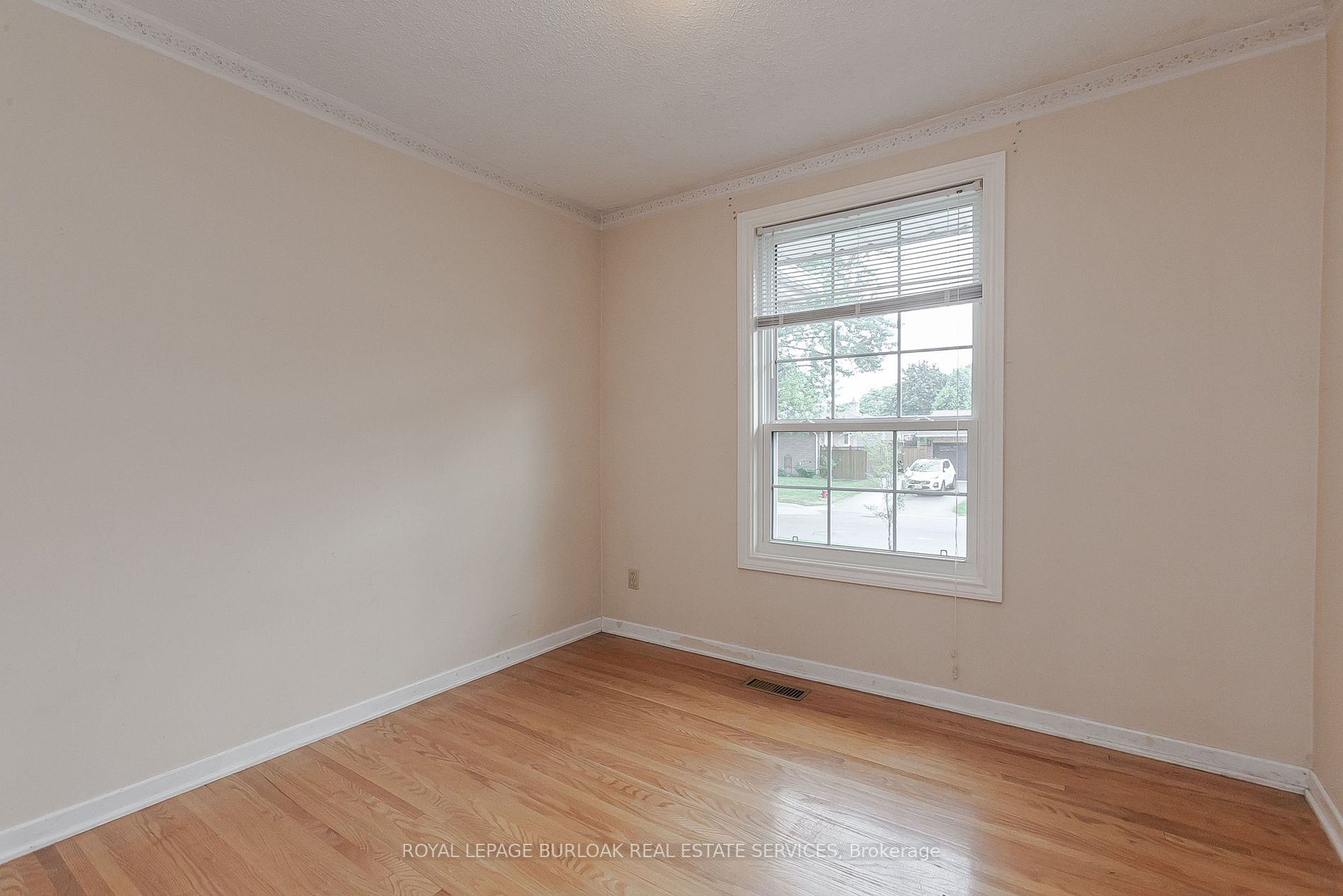 652 Castleguard Crescent