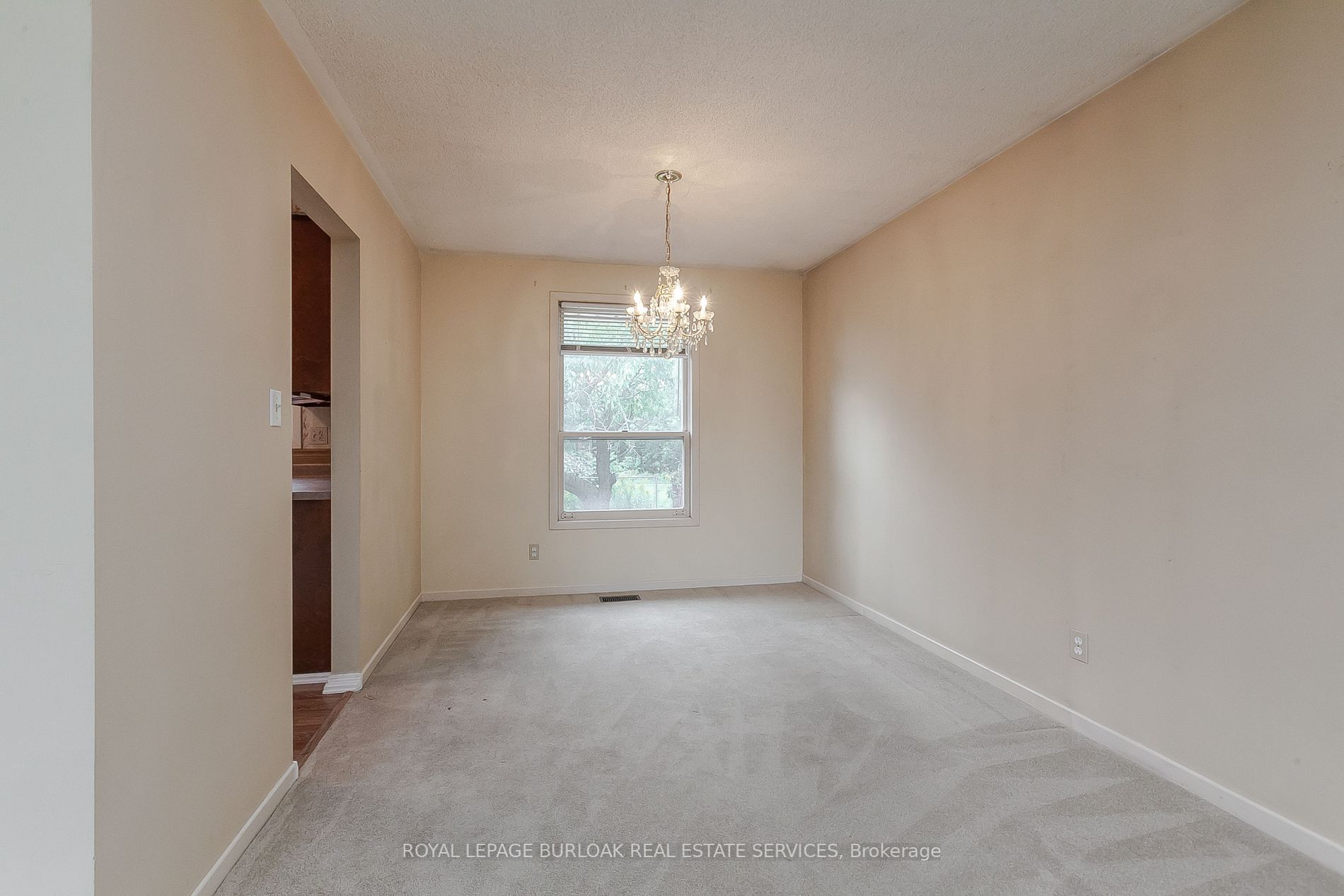 652 Castleguard Crescent