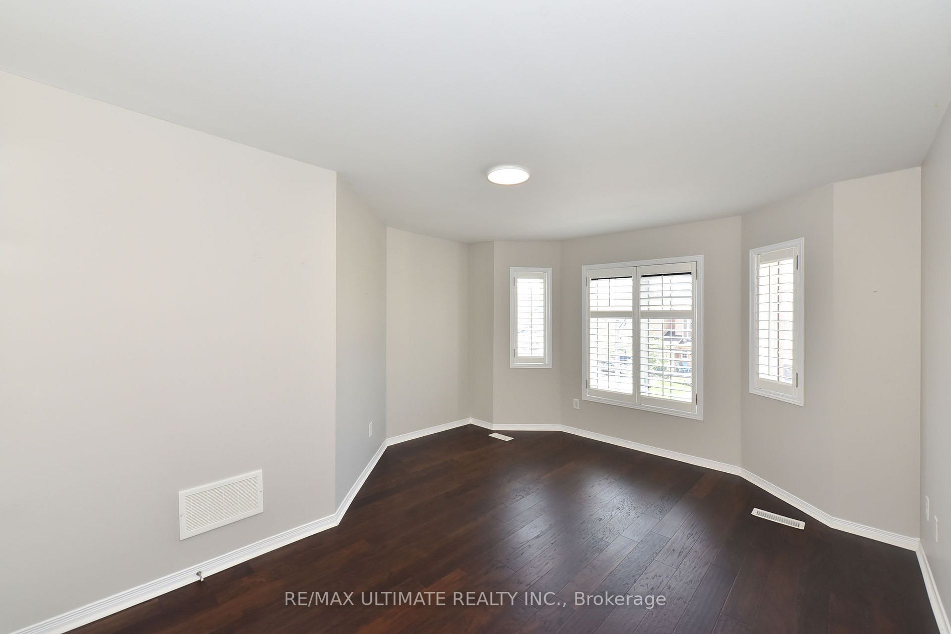 27 La Roche Avenue