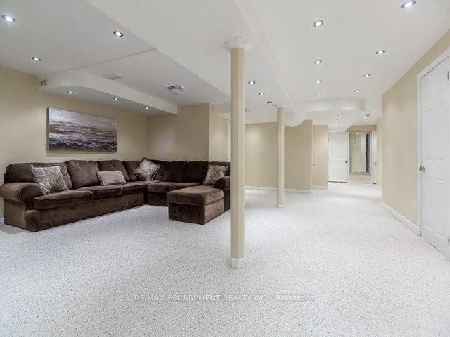 163 Cooke Cres