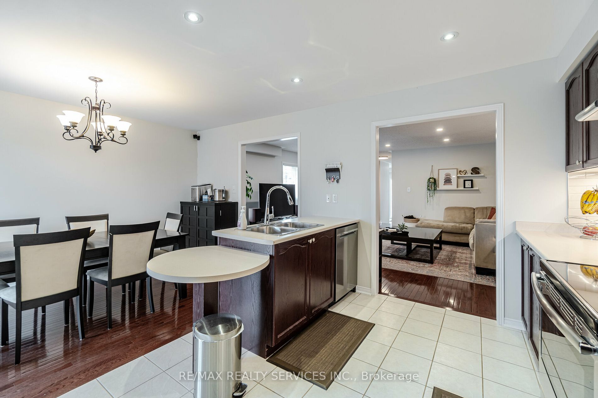 98 Tomabrook Cres