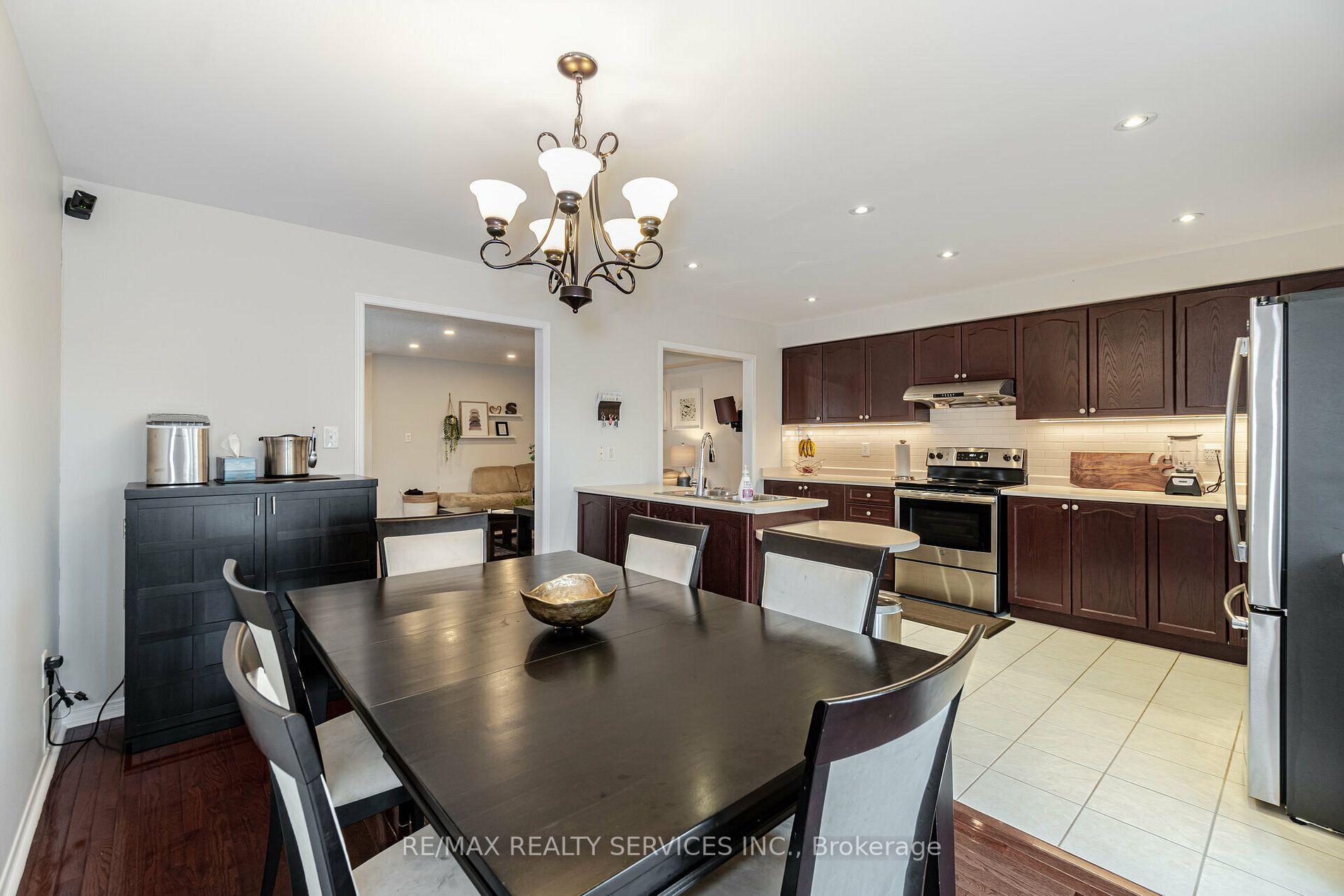 98 Tomabrook Cres