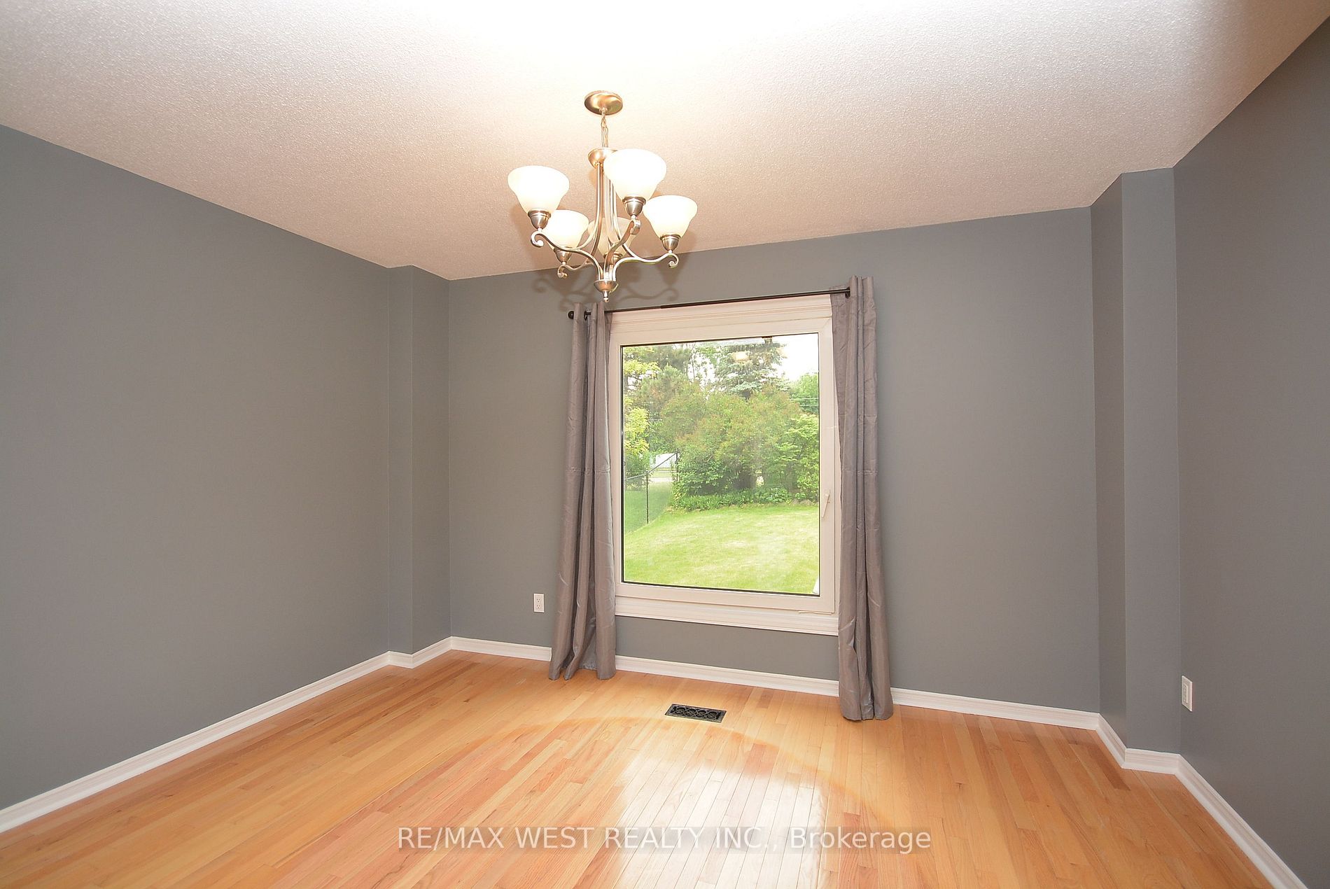 6 Steen Drive, #Upper