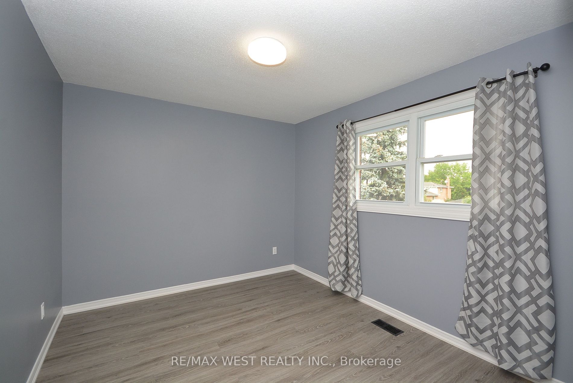 6 Steen Drive, #Upper