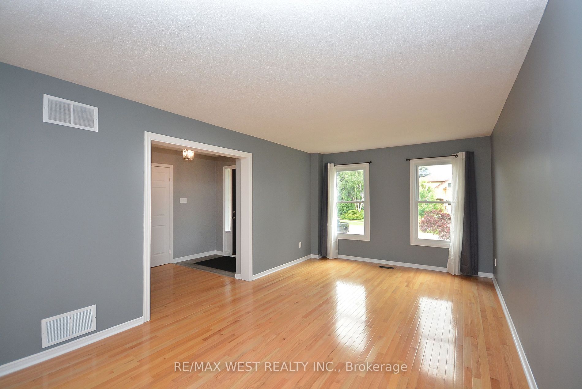 6 Steen Drive, #Upper