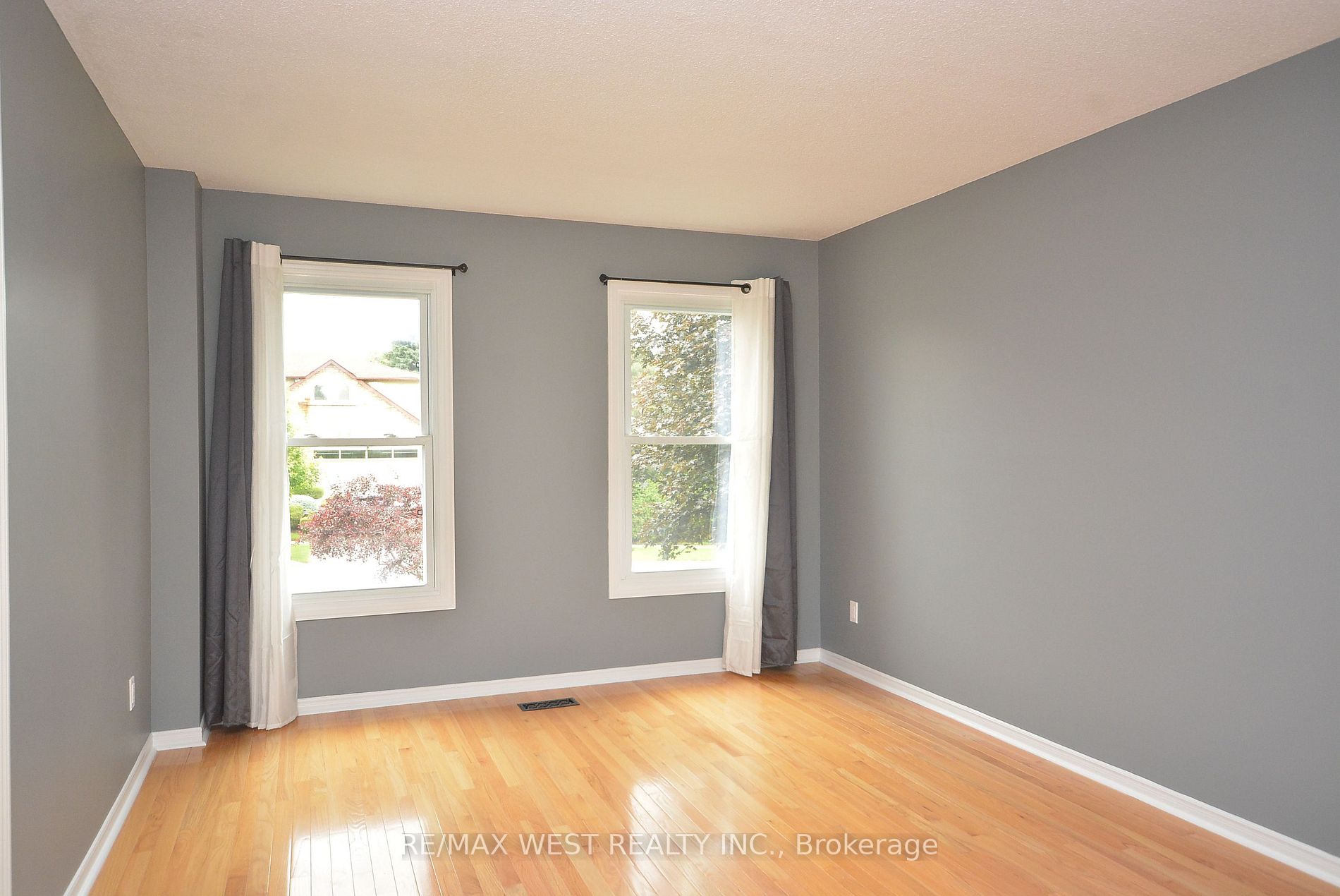 6 Steen Drive, #Upper