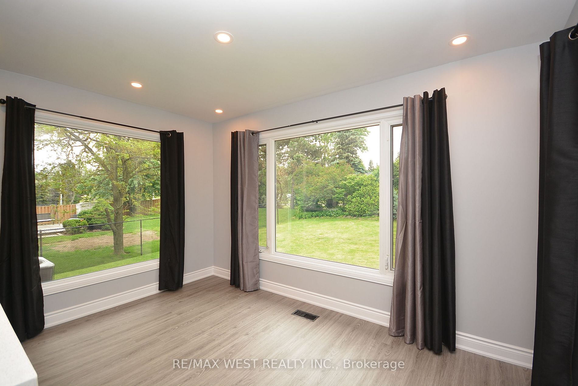 6 Steen Drive, #Upper
