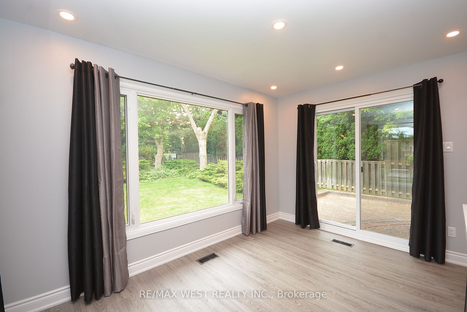 6 Steen Drive, #Upper