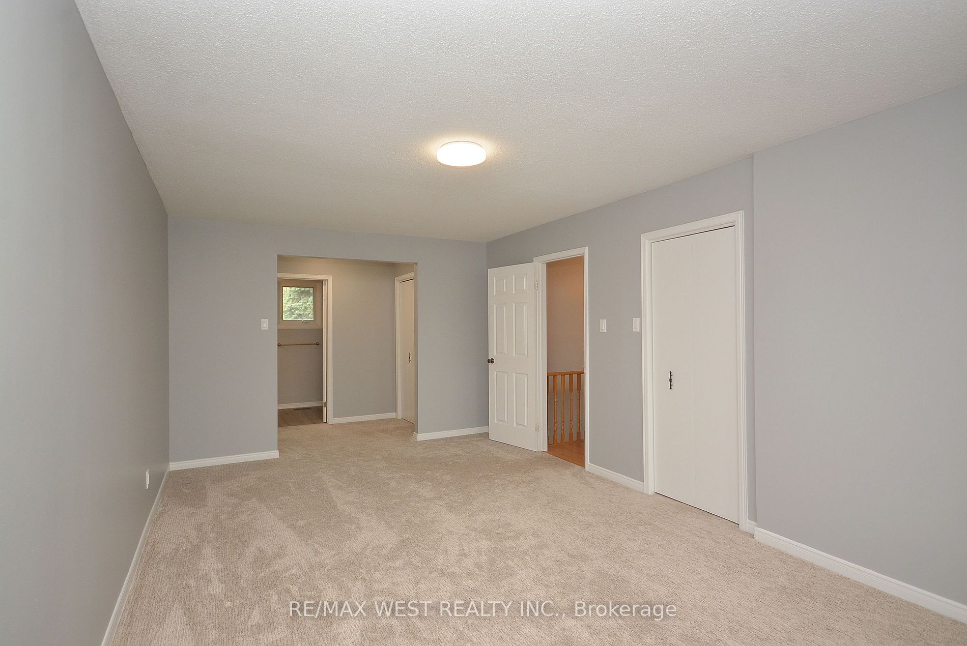 6 Steen Drive, #Upper