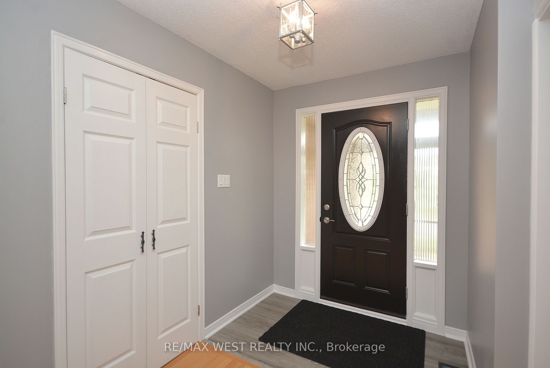 6 Steen Dr, #Upper