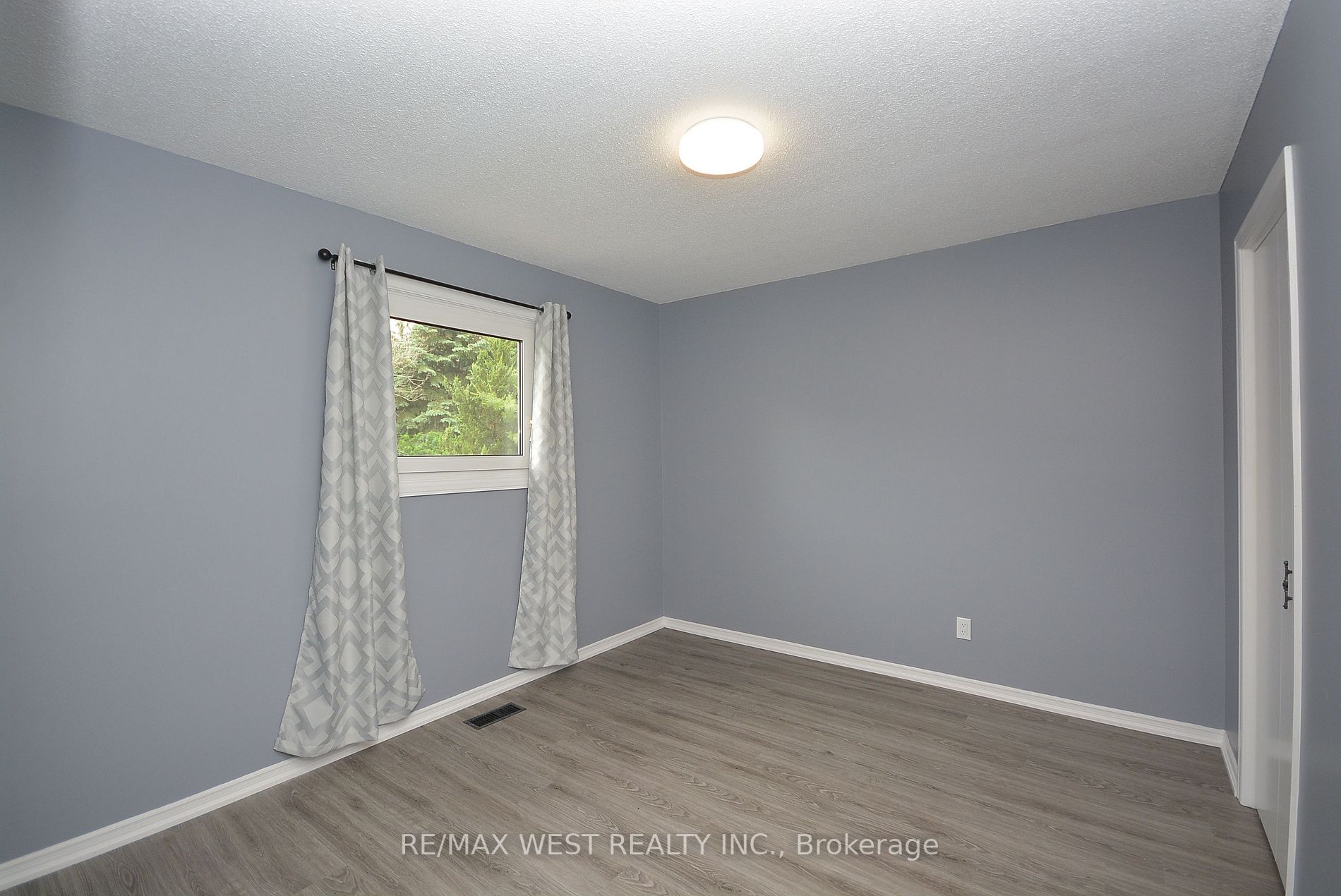 6 Steen Drive, #Upper