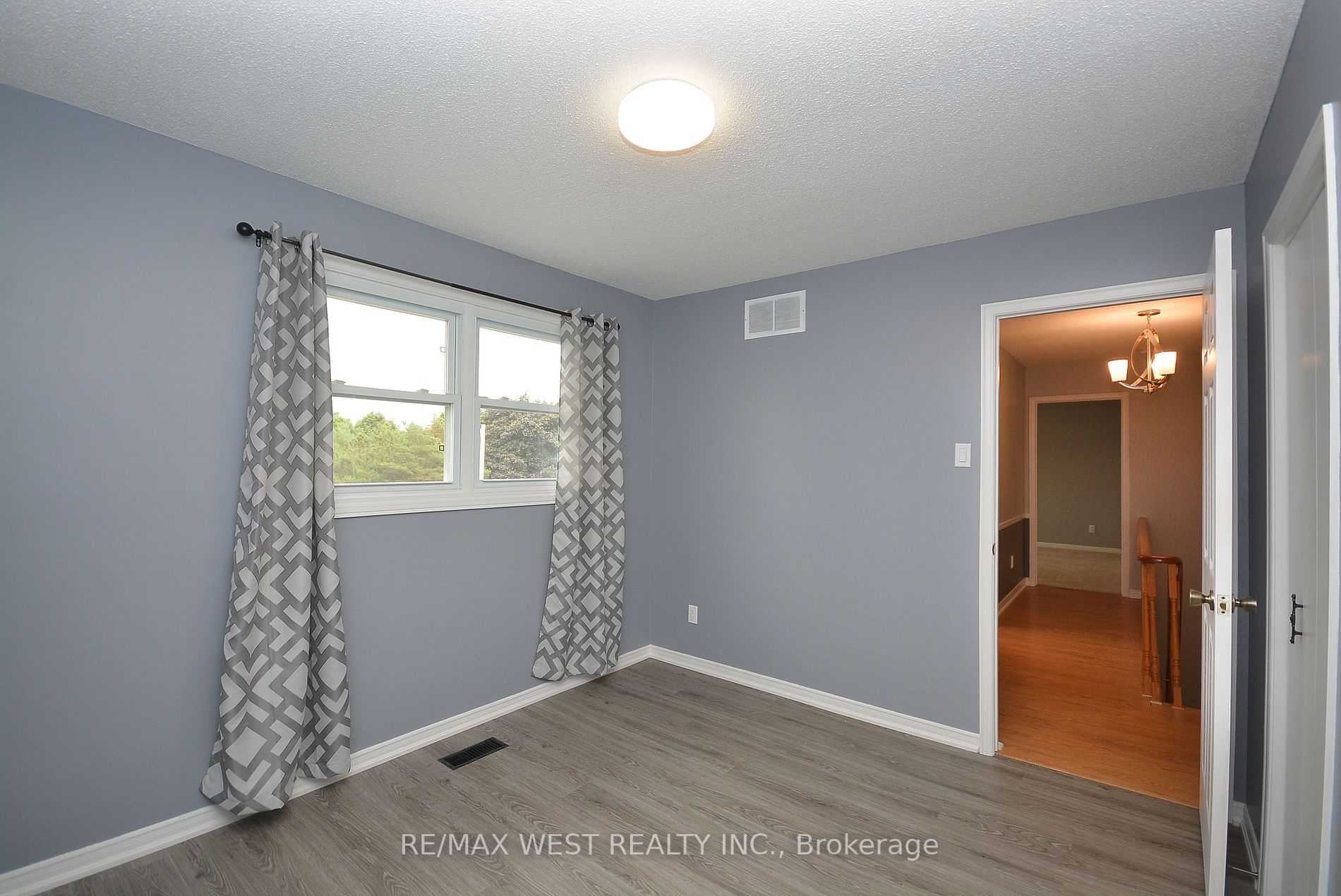 6 Steen Drive, #Upper