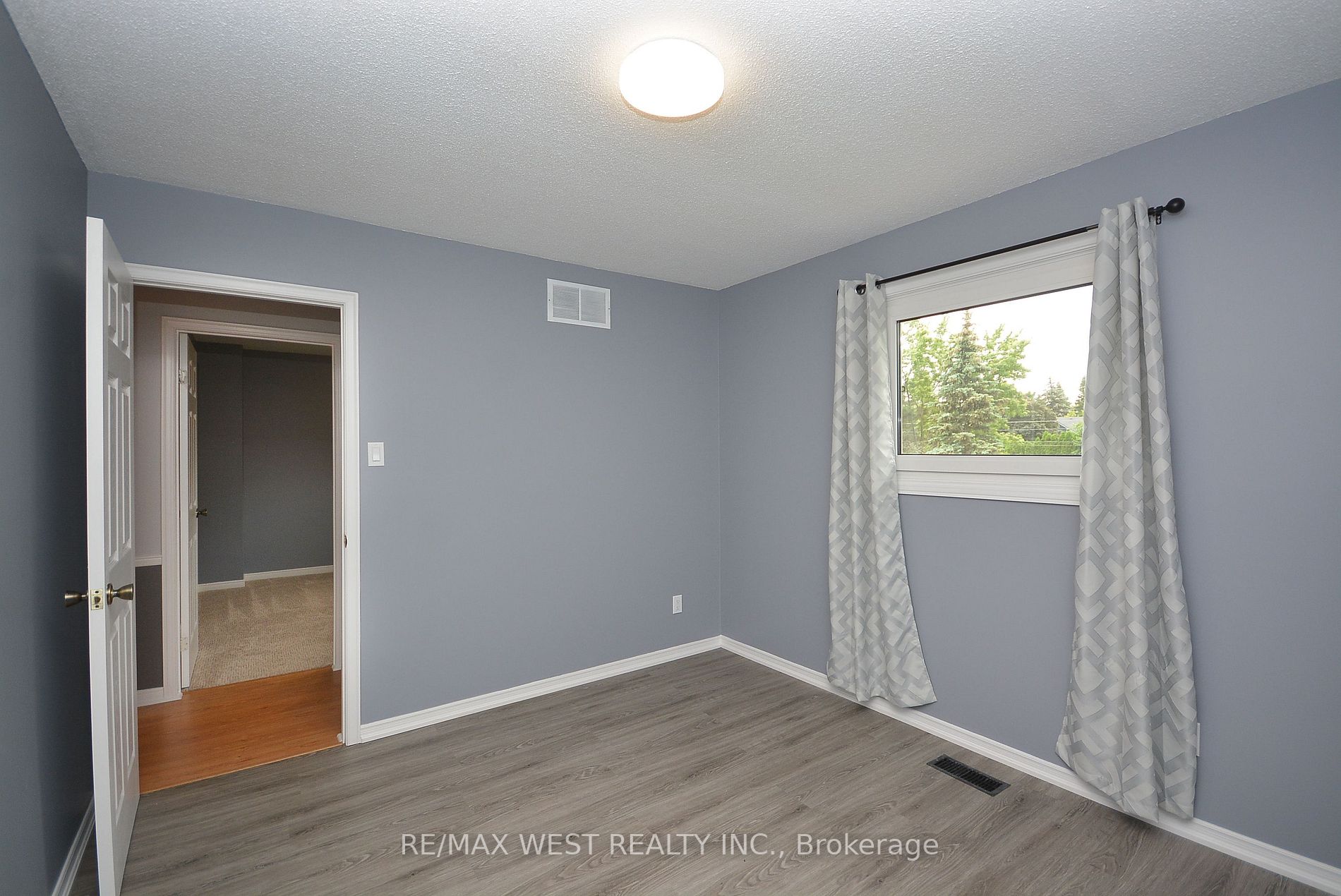 6 Steen Drive, #Upper