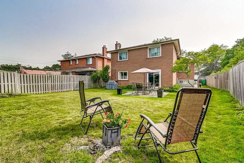 2550 Poplar Cres