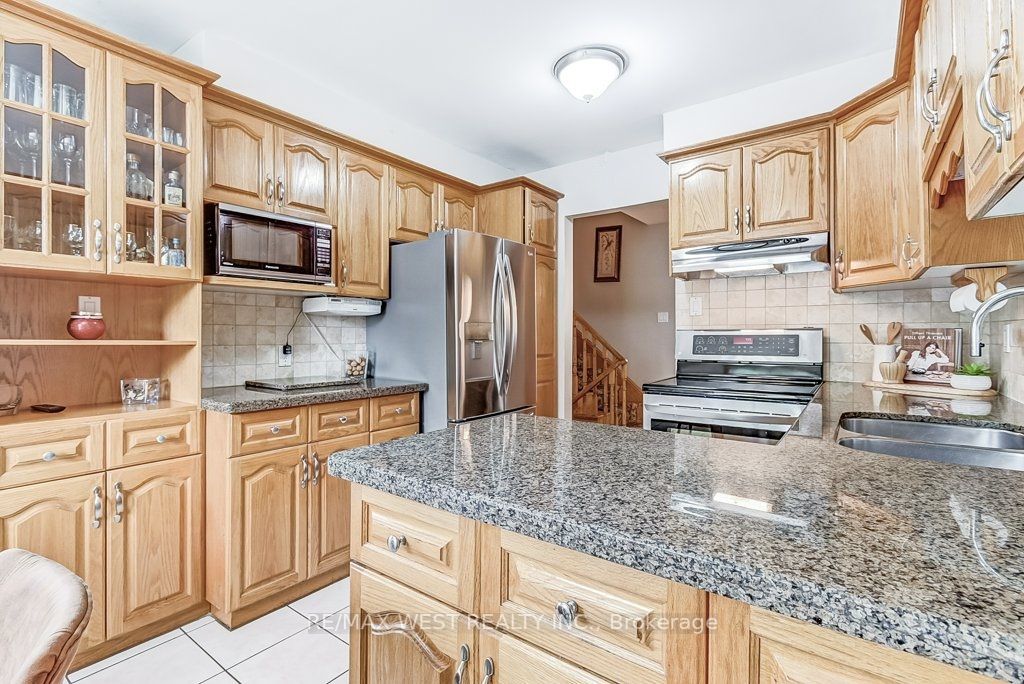 2550 Poplar Cres