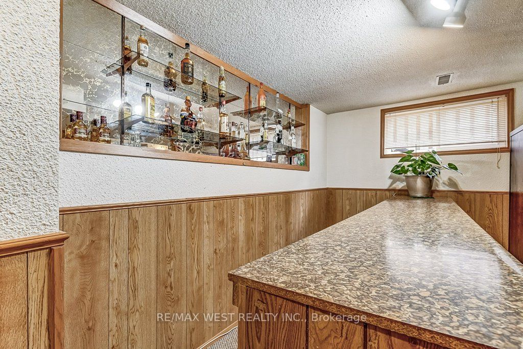 2550 Poplar Cres