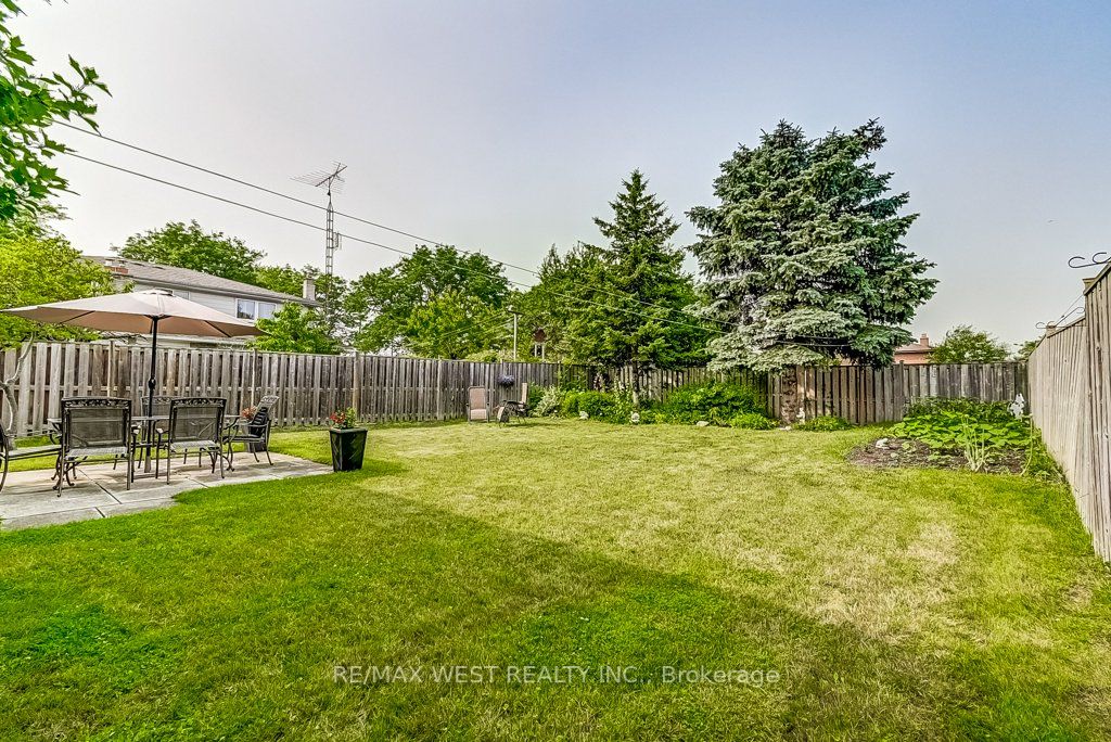 2550 Poplar Cres