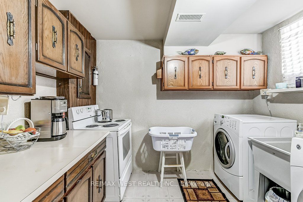 2550 Poplar Cres