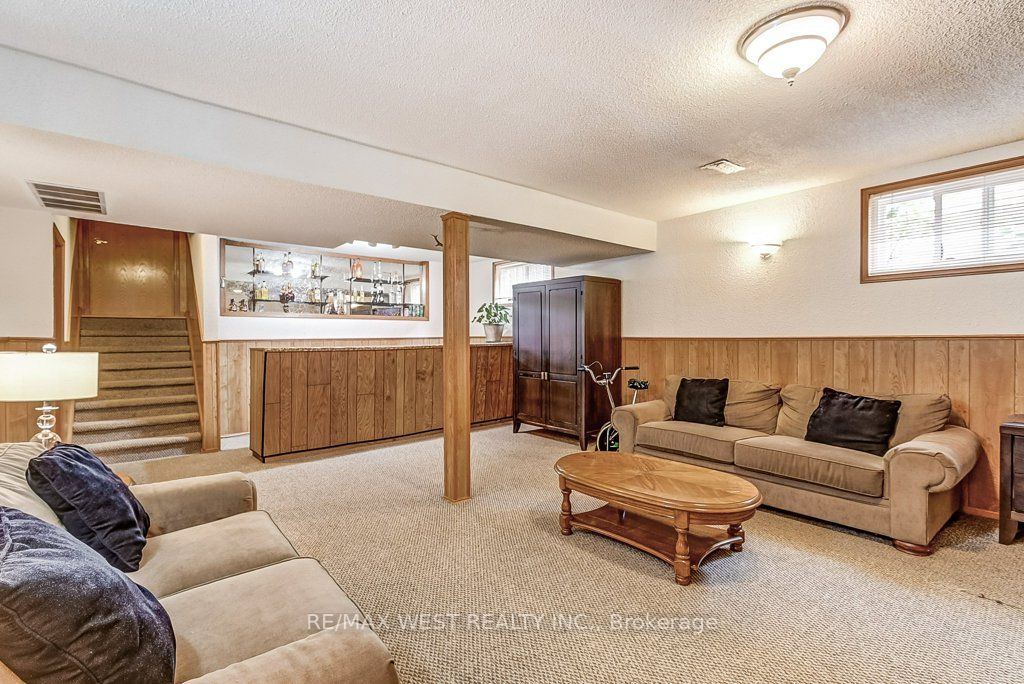 2550 Poplar Cres
