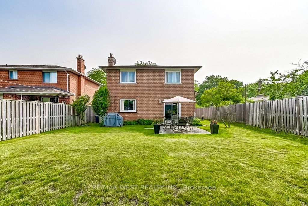 2550 Poplar Cres