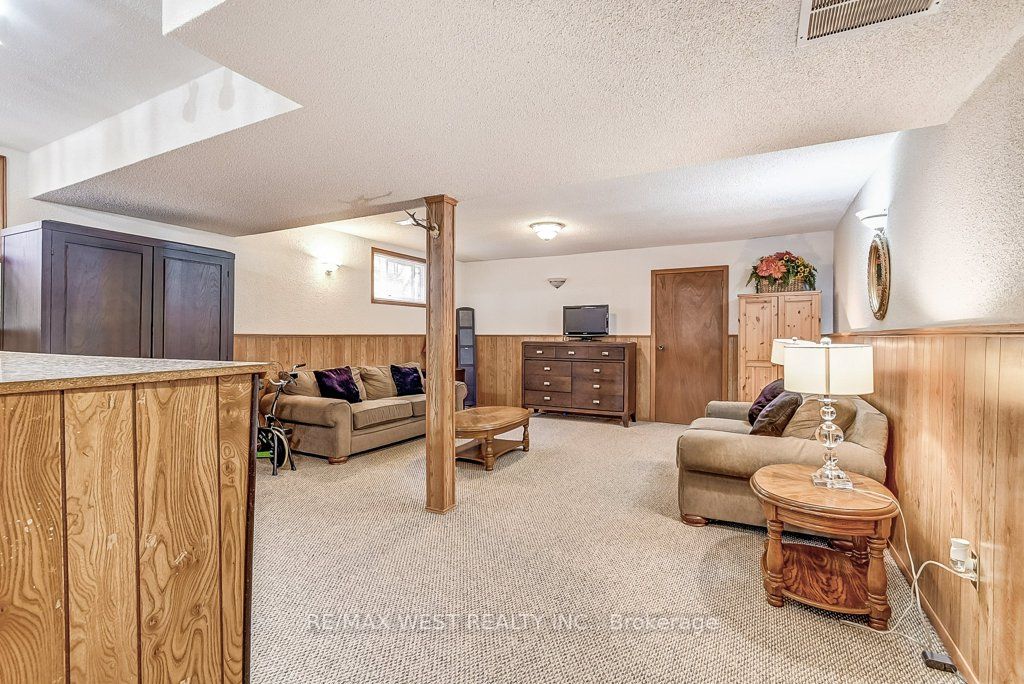 2550 Poplar Cres