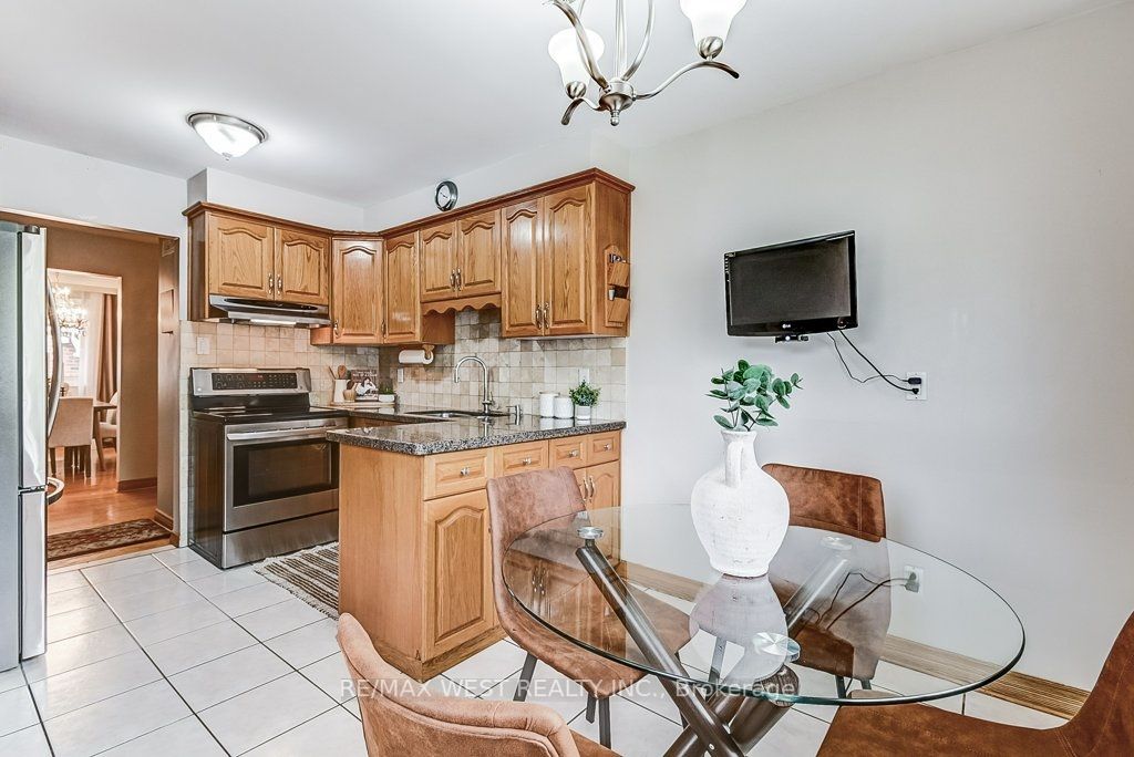 2550 Poplar Cres