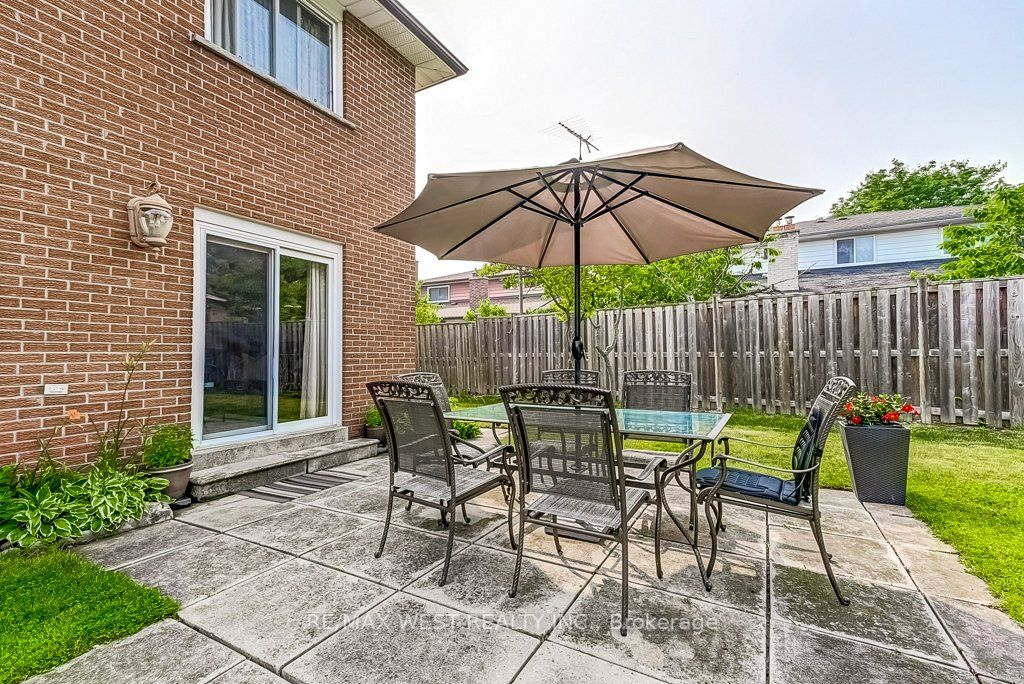 2550 Poplar Cres