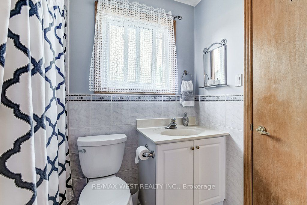 2550 Poplar Cres