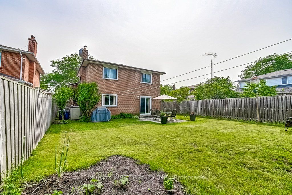2550 Poplar Cres
