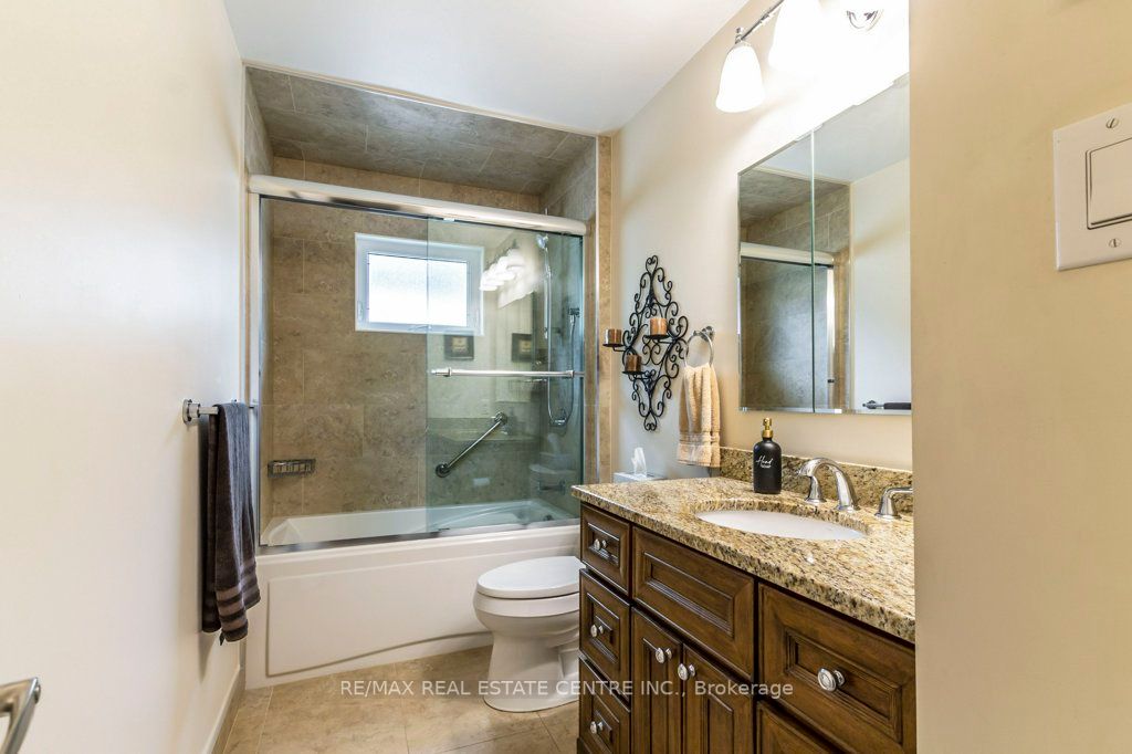 33 Lorne Scots Dr