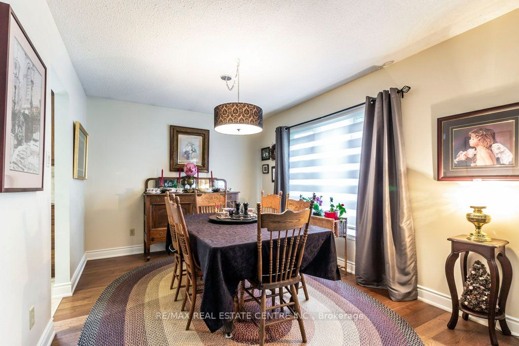 33 Lorne Scots Dr