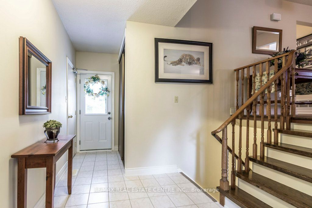 33 Lorne Scots Dr