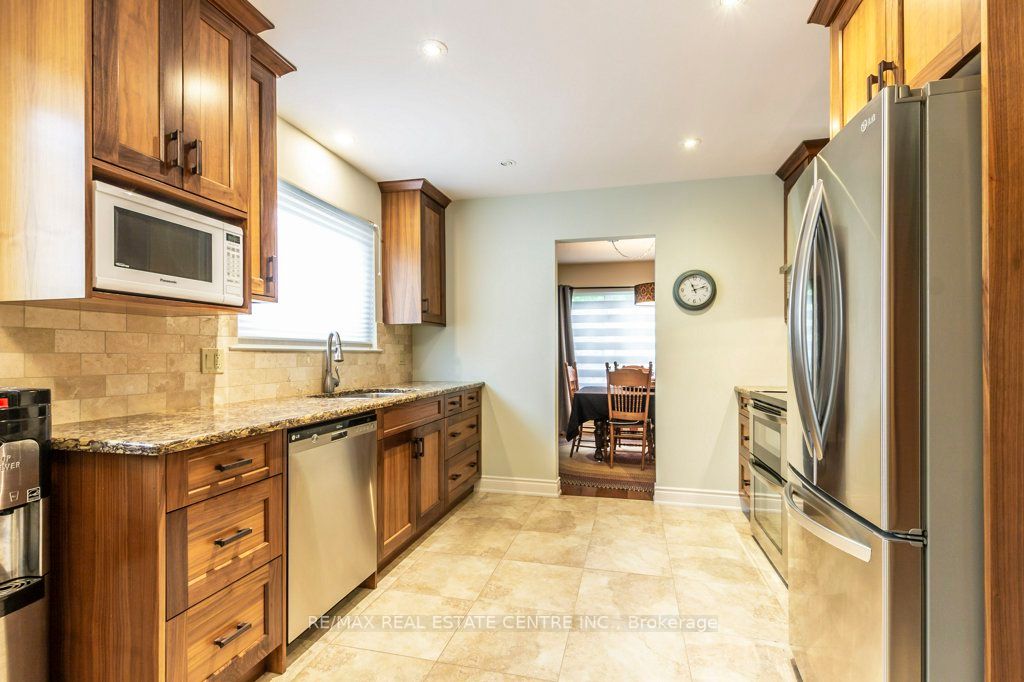 33 Lorne Scots Dr