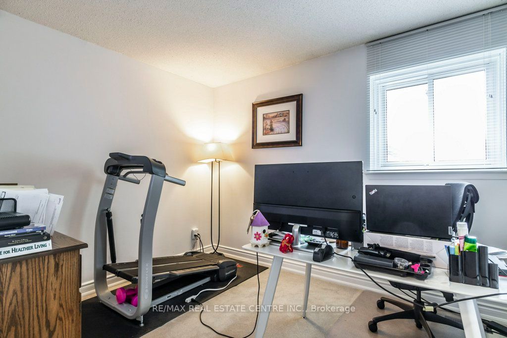 33 Lorne Scots Dr