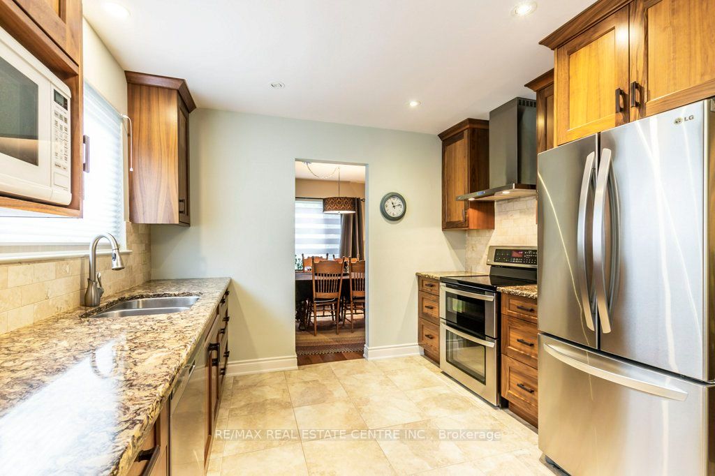 33 Lorne Scots Dr