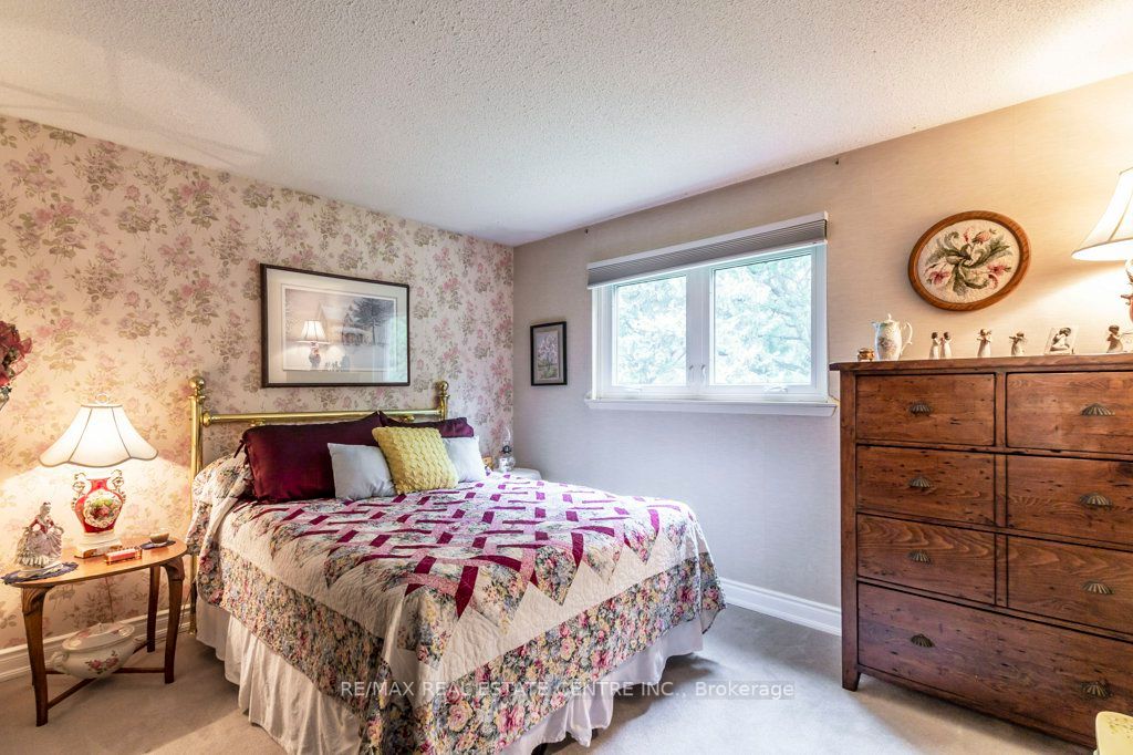 33 Lorne Scots Dr