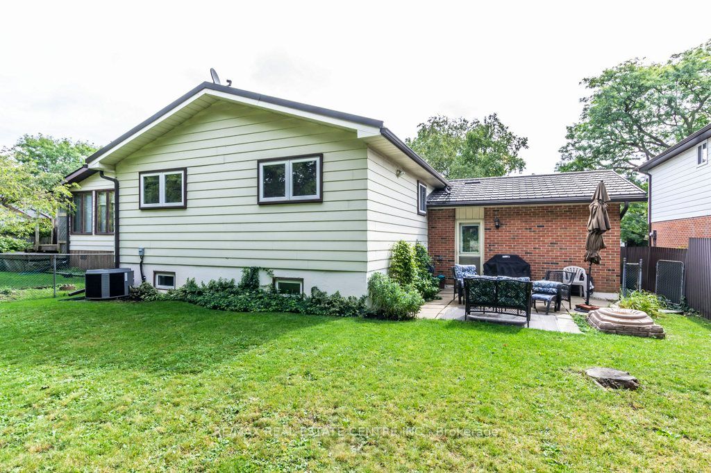33 Lorne Scots Dr