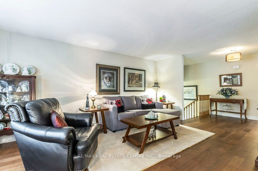 33 Lorne Scots Dr