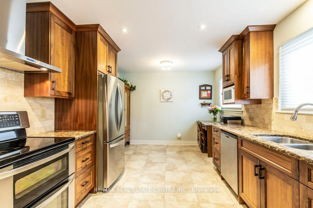 33 Lorne Scots Dr