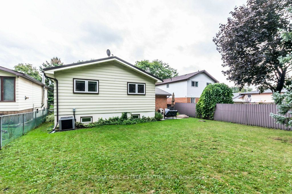 33 Lorne Scots Dr