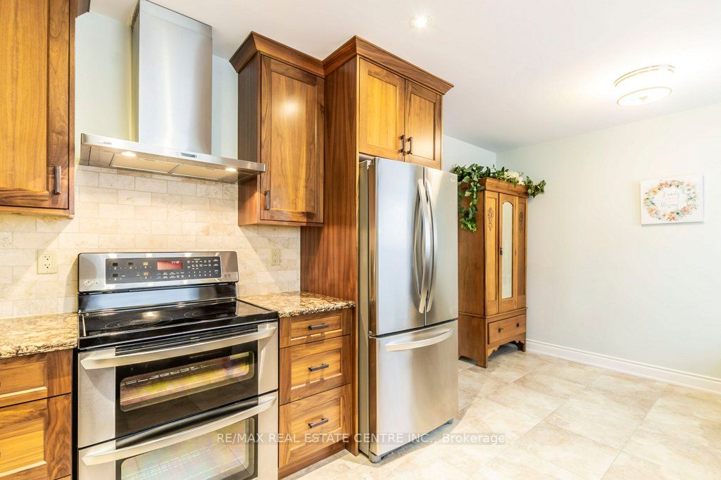 33 Lorne Scots Dr