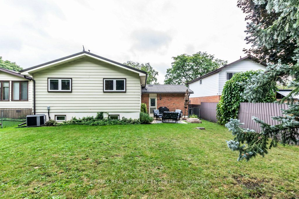 33 Lorne Scots Dr