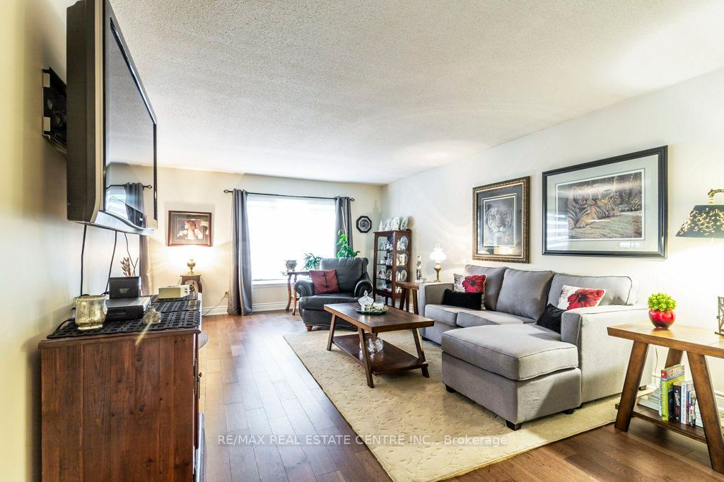 33 Lorne Scots Dr
