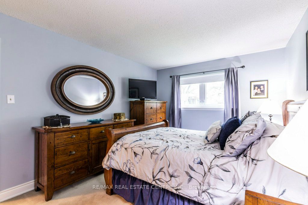33 Lorne Scots Dr