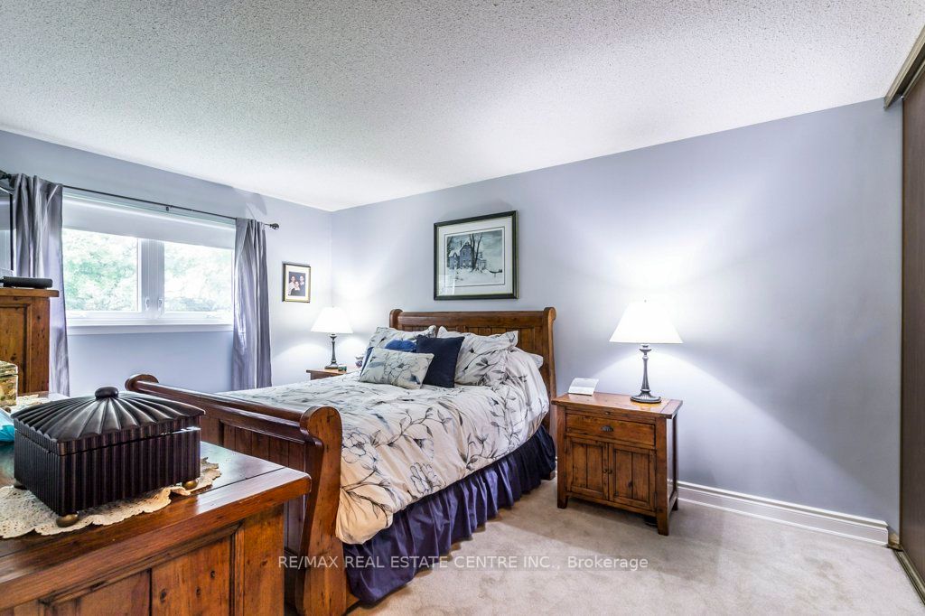 33 Lorne Scots Dr