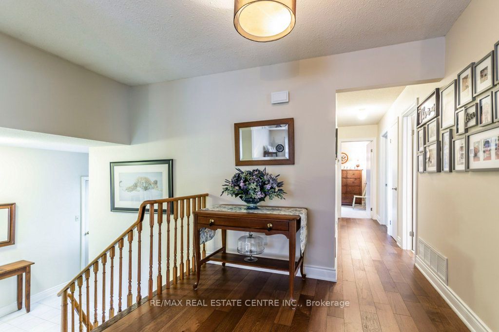 33 Lorne Scots Dr